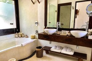 Deluxe room bathroom